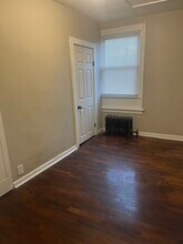 836 N Larch St, Unit 2 in Lansing, MI - Building Photo - Building Photo