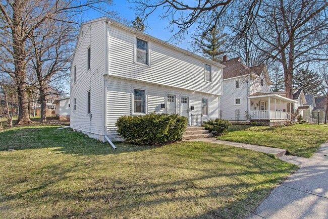 property at 916 Quincy St