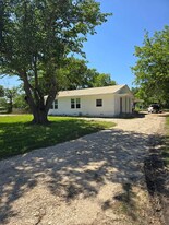 811 E Navarro St in Mart, TX - Building Photo