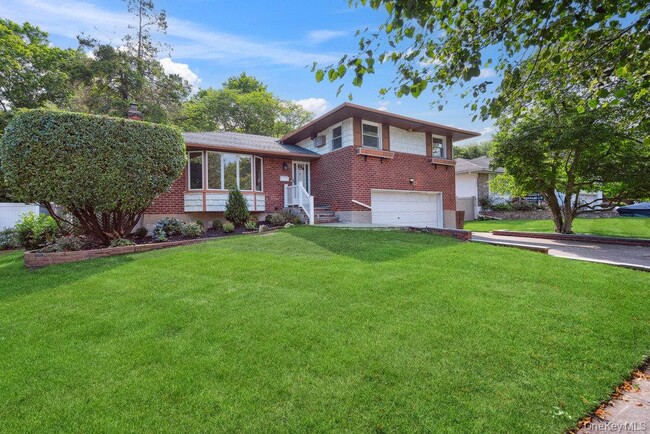 72 Winthrop Rd in Plainview, NY - Building Photo - Building Photo