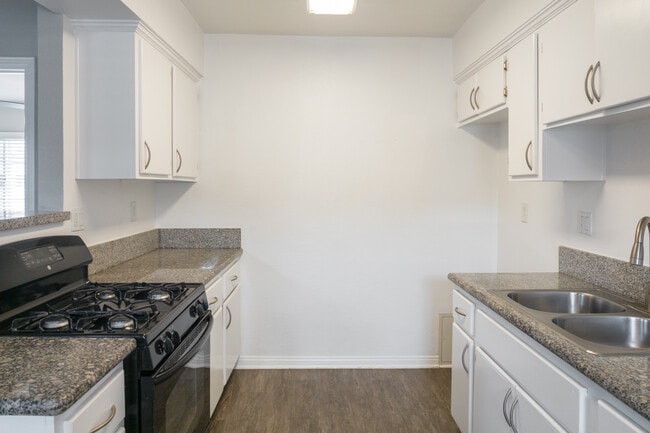 Northwind Apartments in Bellflower, CA - Foto de edificio - Building Photo