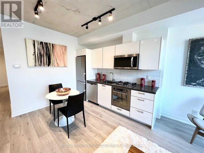 55-855 Ontario St in Toronto, ON - Building Photo - Building Photo