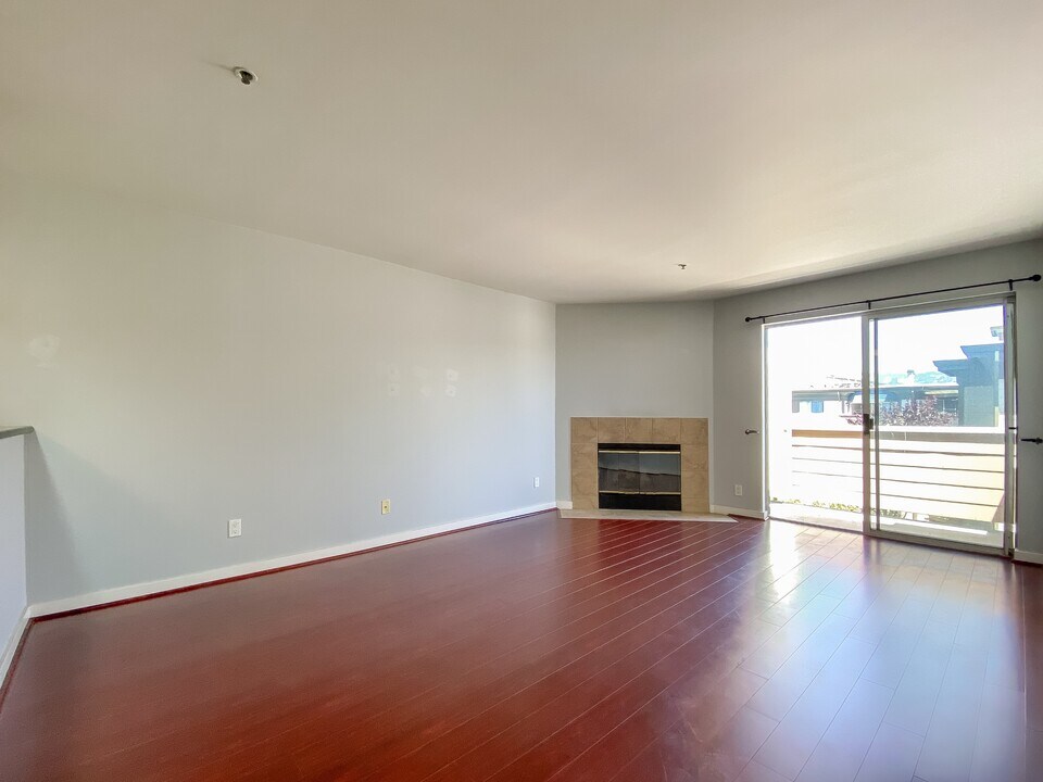 6400 Christie Ave in Emeryville, CA - Building Photo