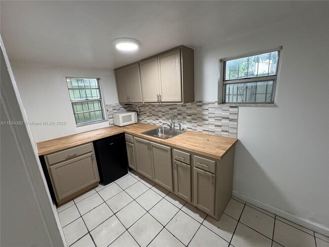 812 SW 19th Ave in Miami, FL - Building Photo - Building Photo
