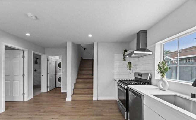 926 E 57th St in Los Angeles, CA - Building Photo - Building Photo