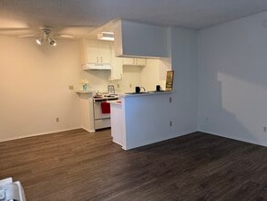 Halsted Garden Apartments in Northridge, CA - Building Photo - Building Photo