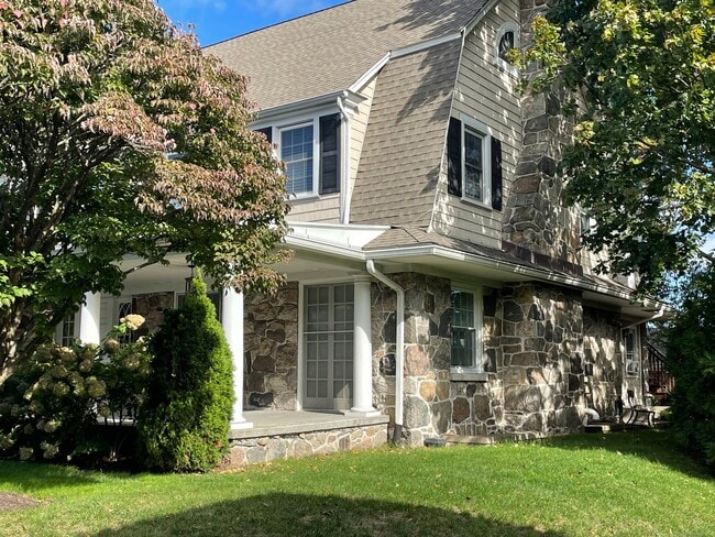 151 Courtland Ave in Stamford, CT - Building Photo - Building Photo