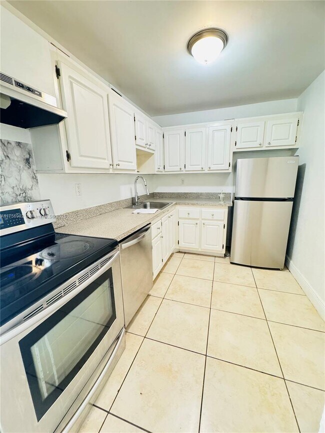 1805 Sans Souci Blvd in North Miami, FL - Building Photo - Building Photo