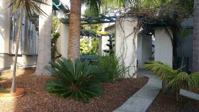 La Jollan Apartments in La Jolla, CA - Foto de edificio - Building Photo