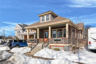 25 Peckham Ave in Newport, RI - Building Photo - Building Photo