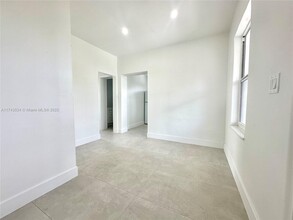 30 NW 32nd Pl in Miami, FL - Building Photo - Building Photo