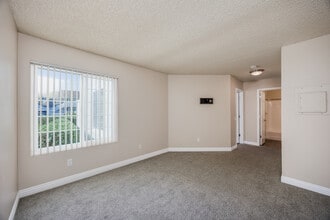 Mariners Point in Imperial Beach, CA - Foto de edificio - Building Photo