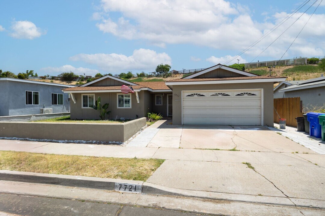 7721 Shorewood Dr in San Diego, CA - Building Photo