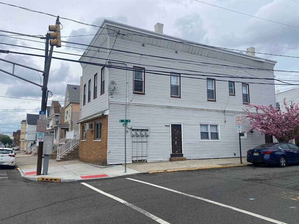 468 Avenue A in Bayonne, NJ - Building Photo