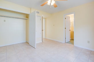 Country Club Apartments in Pascagoula, MS - Building Photo - Building Photo