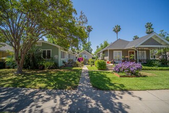 392-406 Douglas St in Pasadena, CA - Building Photo - Building Photo