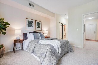 1982 W Bayshore Rd in East Palo Alto, CA - Foto de edificio - Building Photo