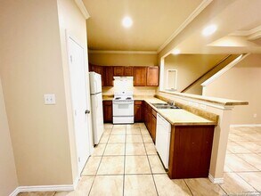 5007 Summit Wood in San Antonio, TX - Building Photo - Building Photo