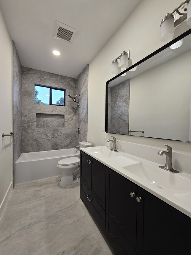 13992 Putney Rd in Poway, CA - Foto de edificio - Building Photo