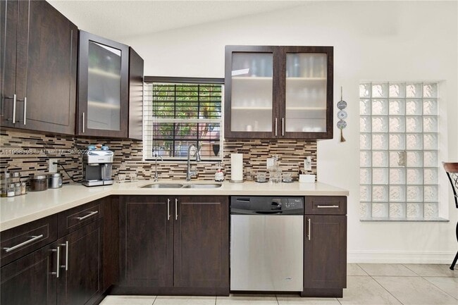 11037 SW 152nd Ct in Miami, FL - Foto de edificio - Building Photo