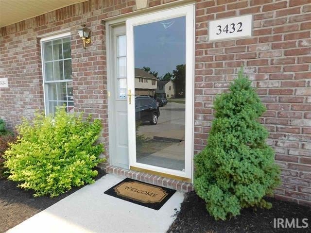 property at 3432 S Oaklawn Cir