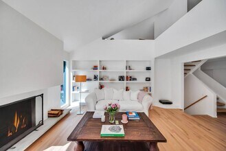 3 Lynda Ln in East Hampton, NY - Building Photo - Building Photo