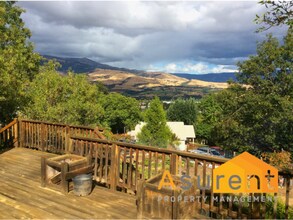96 Scenic Dr in Ashland, OR - Building Photo - Building Photo