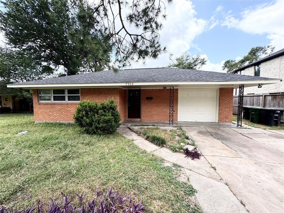 7905 Turquoise Ln in Houston, TX - Foto de edificio