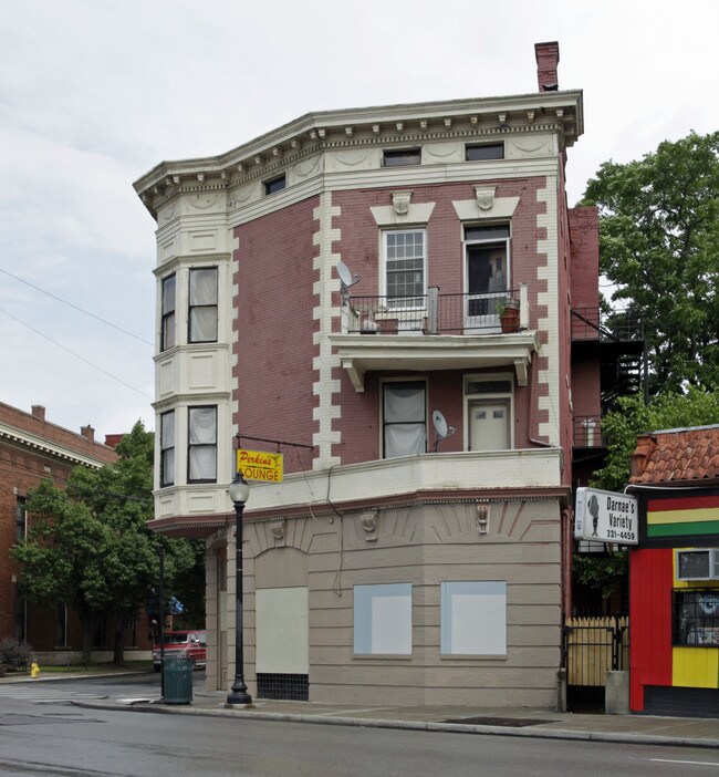 3570 Montgomery Rd in Cincinnati, OH - Foto de edificio - Building Photo