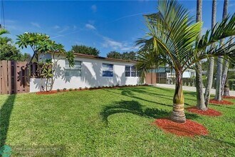 5521 SW 39th St in Davie, FL - Building Photo - Building Photo