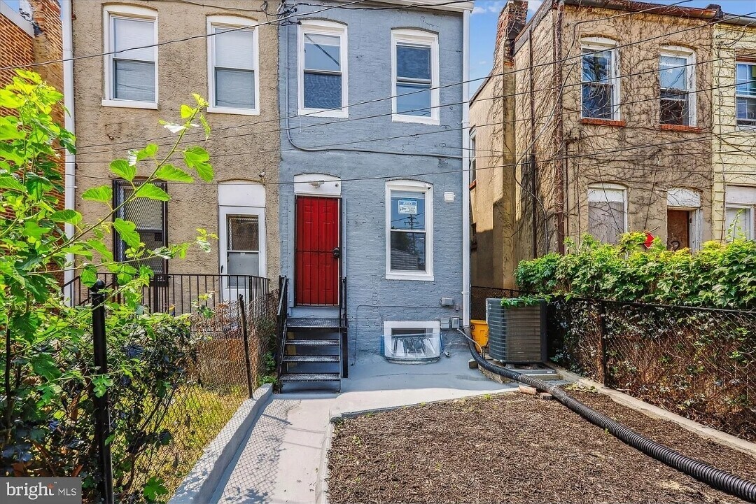 1820 Walbrook Ave in Baltimore, MD - Foto de edificio