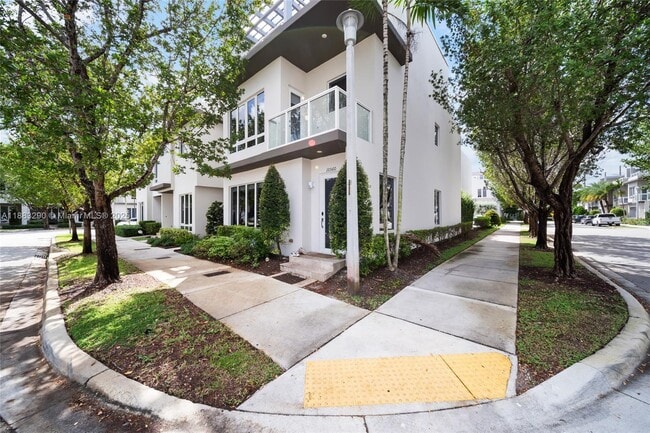 10560 NW 64th Terrace in Doral, FL - Building Photo - Building Photo
