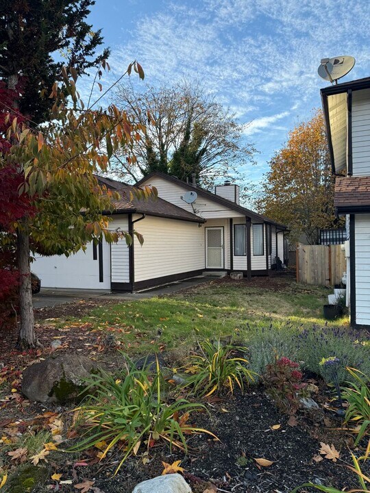 2024 SE 8th Dr in Renton, WA - Building Photo