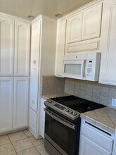 130 N Lamer St, Unit #E in Burbank, CA - Building Photo - Building Photo