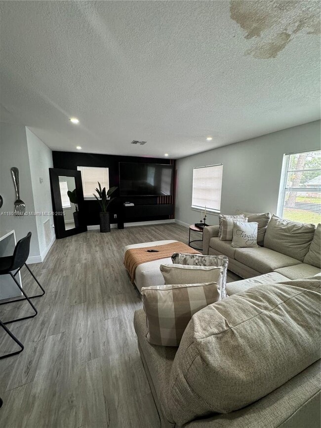 6504 N Packwood Ave in Tampa, FL - Building Photo - Building Photo