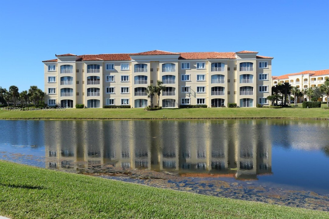 37 Harbour Isle Dr E in Fort Pierce, FL - Building Photo