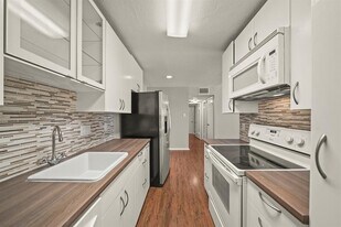 2110 Wilcrest Dr in Houston, TX - Building Photo