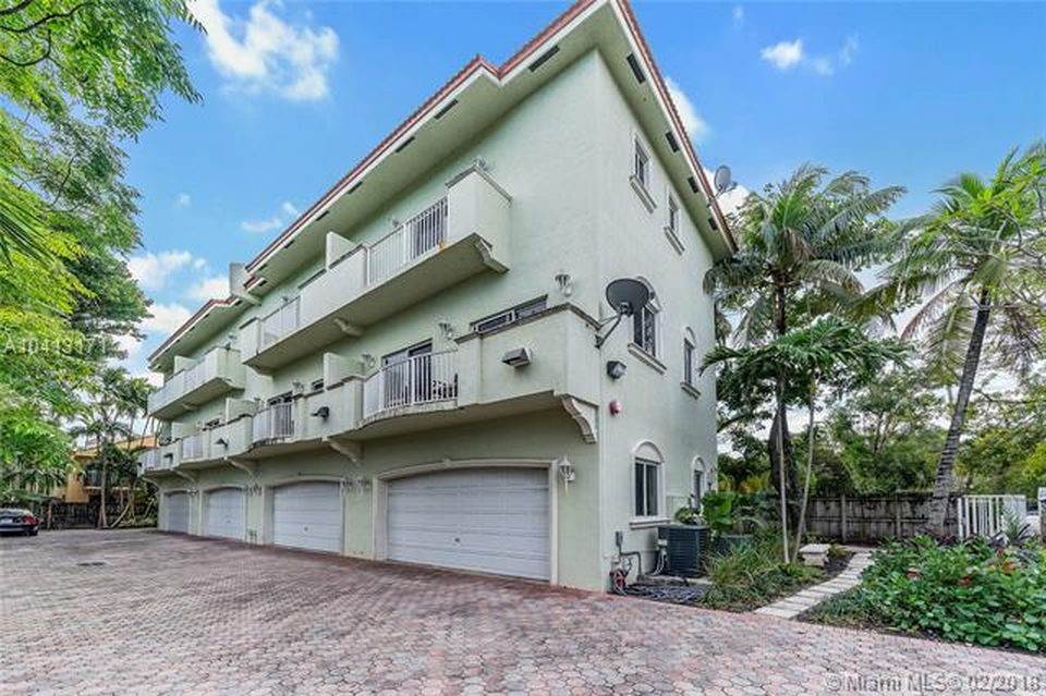 2951 Virginia St in Miami, FL - Building Photo