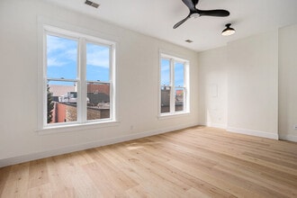 8 W 8th St, Unit Tikal Apartment in Holland, MI - Building Photo - Building Photo
