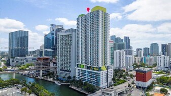 185 SW 7th St in Miami, FL - Building Photo