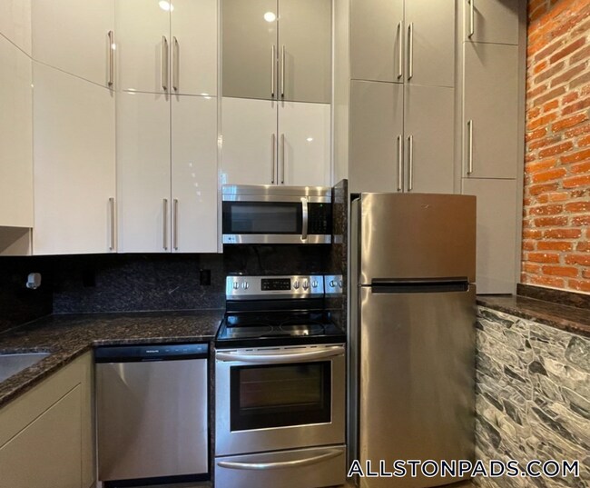 1028 Commonwealth Ave in Boston, MA - Building Photo - Building Photo