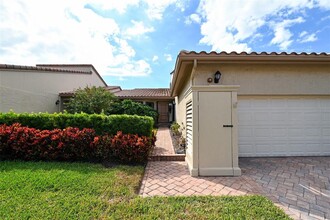 2369 Harbour Oaks Dr in Longboat Key, FL - Foto de edificio - Building Photo