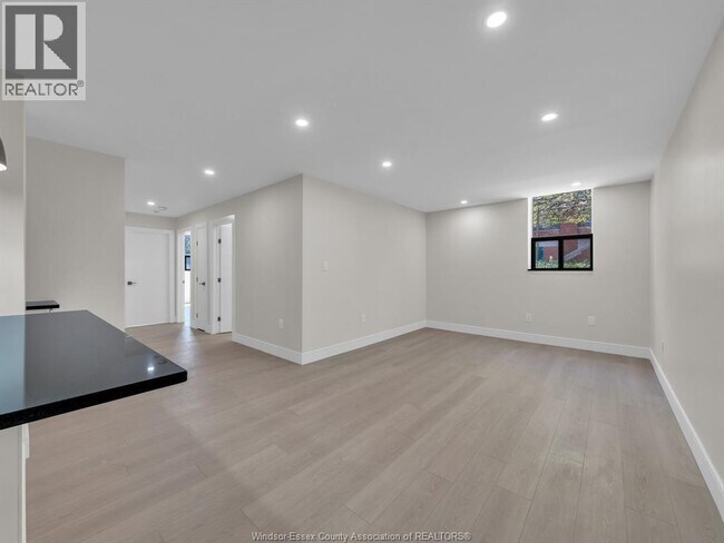 3177 Riverside Dr E in Windsor, ON - Foto de edificio - Building Photo