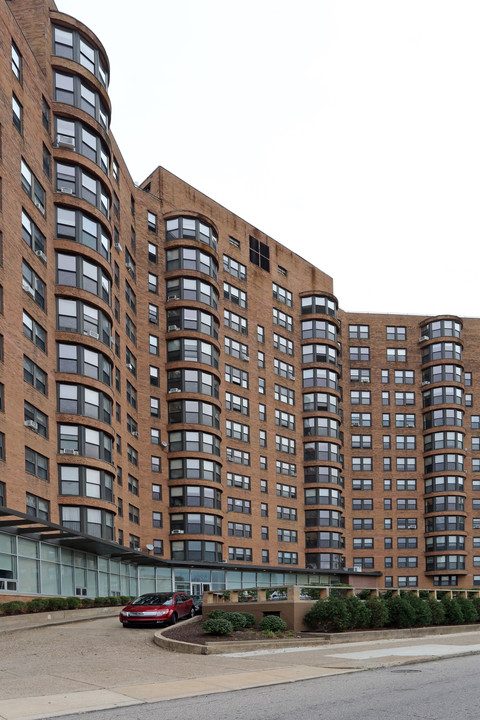 Parkway House in Philadelphia, PA - Building Photo