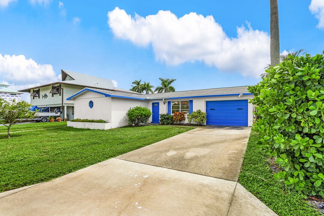 2700 Shoreview Dr in Naples, FL - Building Photo