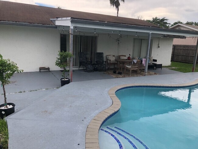 4770 NW 77th Terrace in Lauderhill, FL - Foto de edificio - Building Photo