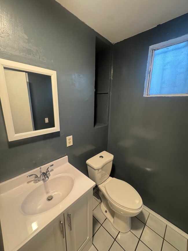 12542 Waldorf Dr in Lynwood, CA - Foto de edificio - Building Photo