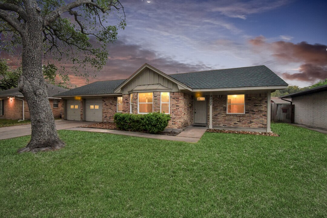 8022 Sharpview Dr in Houston, TX - Building Photo