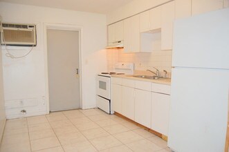 8420 N Brooks St-Unit -Unit B in Tampa, FL - Building Photo - Building Photo