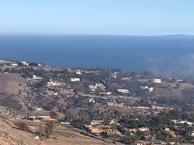 30001 Zenith Point Rd in Malibu, CA - Building Photo